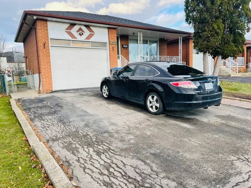 7523 Middlebrook ST #Upper, Mississauga, ON L4T 3S1