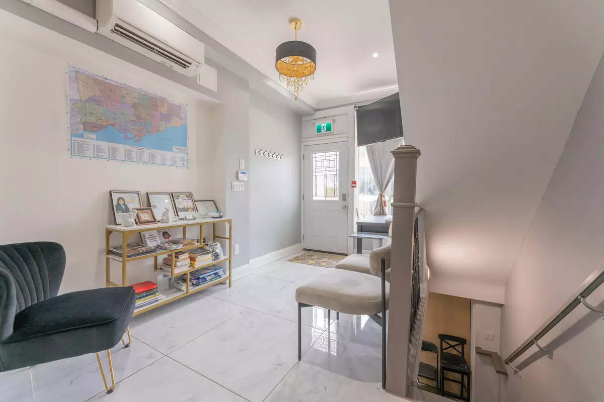 Toronto W04, ON M6M 1T1,2544 Eglinton AVE W