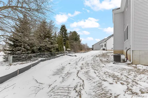 1151 Brendan Bay DR, Grand Blanc, MI 48439