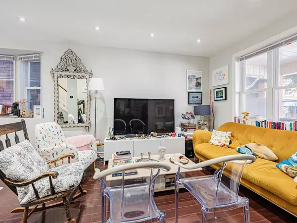 Toronto C02, ON M6G 3B9,273 Christie ST