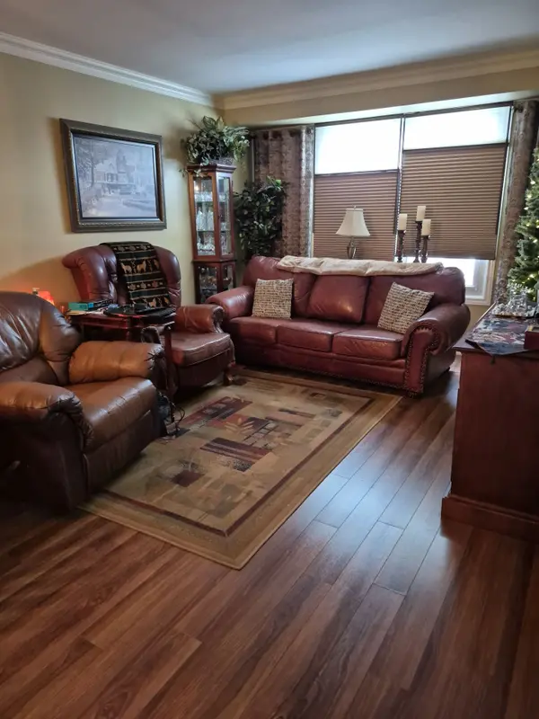 Oshawa, ON L1H 8P1,25 Wellington AVE #A