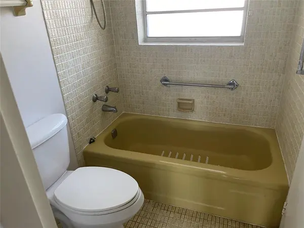 Margate, FL 33063,1005 Country Club Dr #205