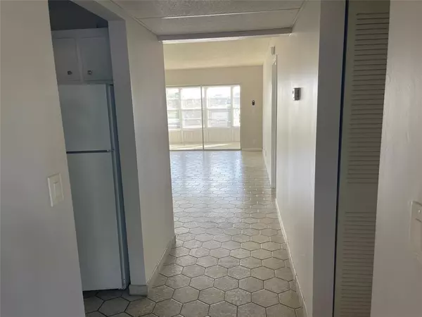 Margate, FL 33063,1005 Country Club Dr #205