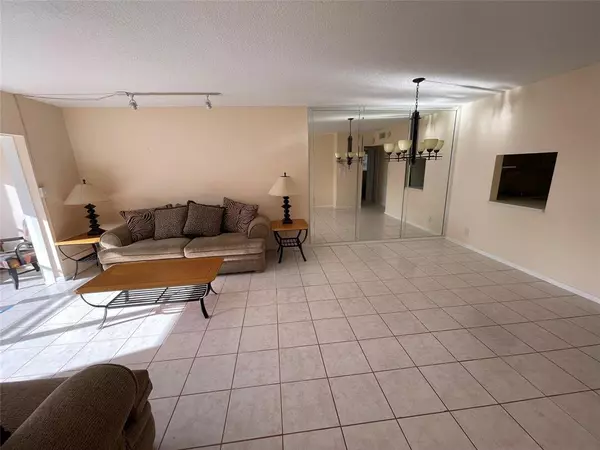 Margate, FL 33063,1025 Country Club Dr #301