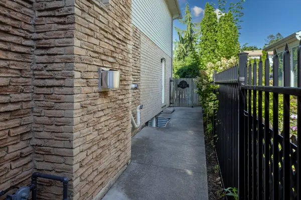 Mississauga, ON L5A 3V1,2545 Evelyn CT