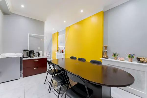 Toronto W04, ON M6M 1T1,2544 Eglinton AVE W