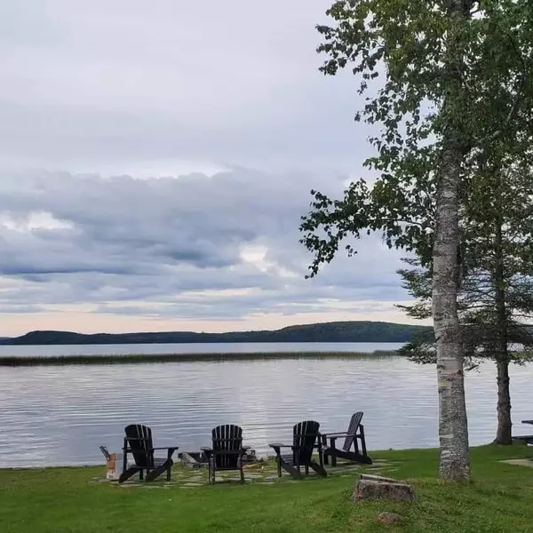 Strong, ON P0A 1Z0,4 Crescent RD