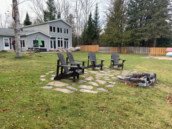 Strong, ON P0A 1Z0,4 Crescent RD