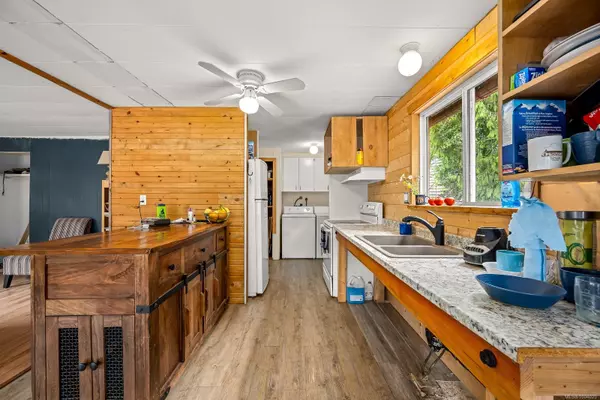 Fanny Bay, BC V0R 1W0,7865 Ships Point Rd