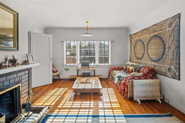 View Royal, BC V9B 1B9,533 View Royal Ave