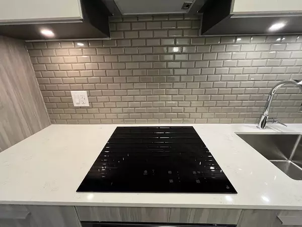 Toronto C10, ON M4P 1T9,65 Broadway AVE #1001