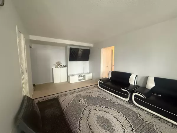 Toronto C11, ON M3C 3A3,10 Edgecliff Golfway #909