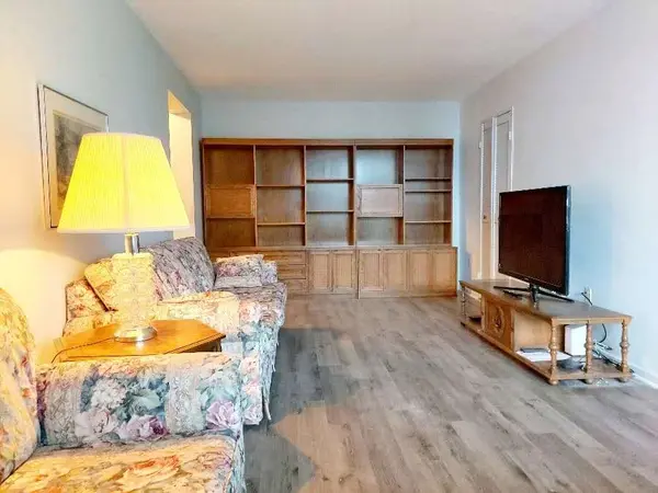 Toronto C15, ON M2J 4S5,177 Linus RD #307