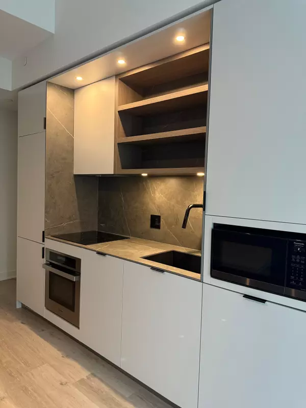 Toronto C08, ON M4Y 0J1,55 Charles ST E #1001