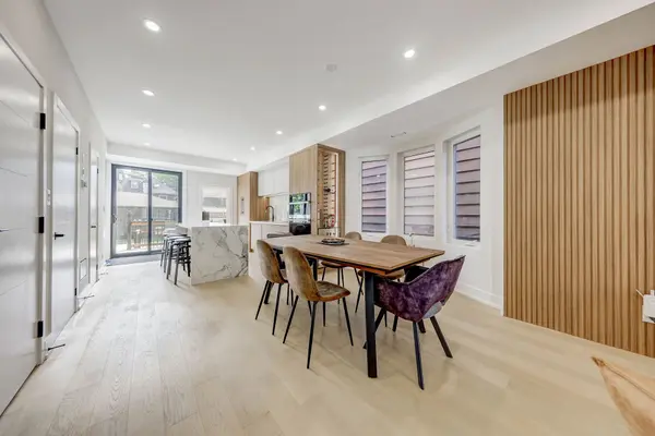 Toronto C01, ON M6G 3R5,431 Roxton RD