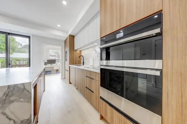 Toronto C01, ON M6G 3R5,431 Roxton RD