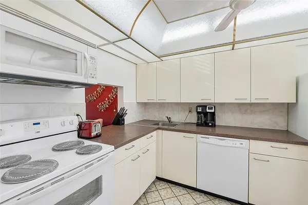 Tamarac, FL 33319,6051 NW 61st Ave #202