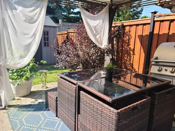 Vaughan, ON L6A 3W4,1 Jarrett CT #Upper