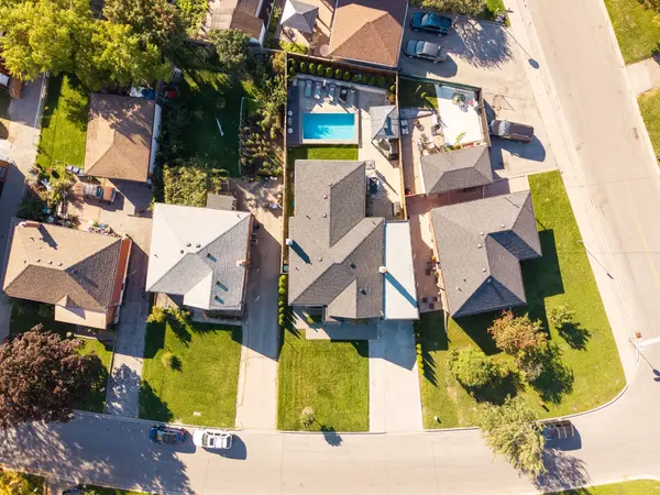 Toronto W05, ON M3M 1K8,18 Smallwood DR