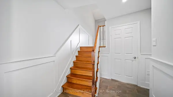 Mississauga, ON L5C 3J4,1228 Cornerbrook PL