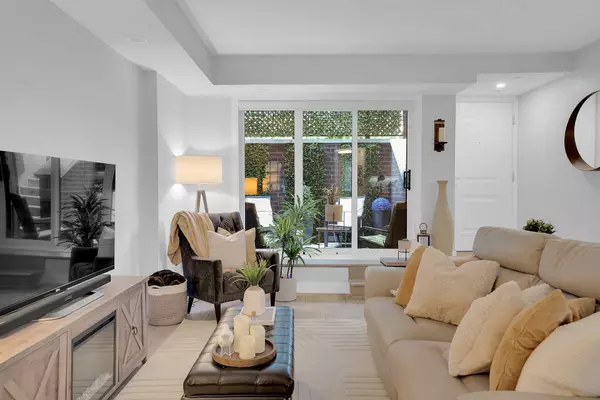 66 Long Branch AVE #13, Toronto W06, ON M8W 3J4