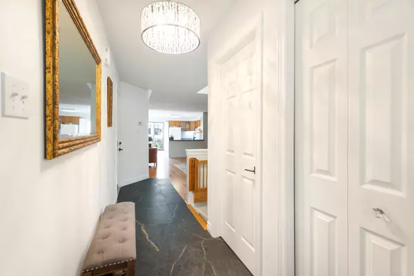 Grimsby, ON L3M 1P2,165 Main ST E #14