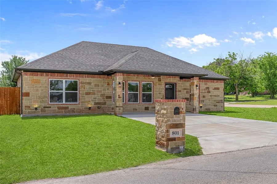 801 Comanche Cove Drive, Granbury, TX 76048