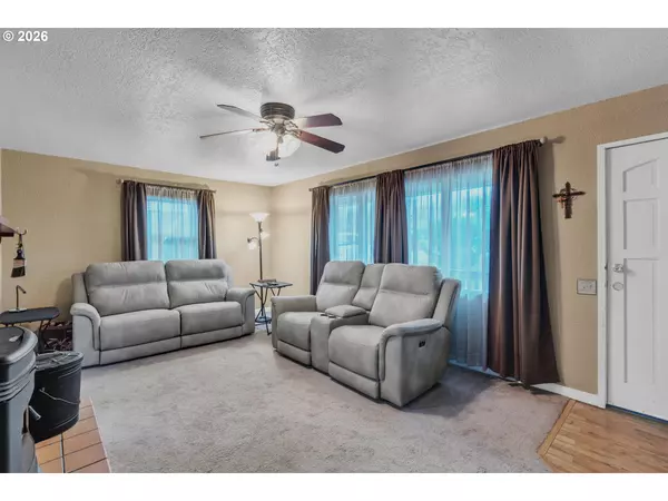 Sutherlin, OR 97479,2035 NONPAREIL RD