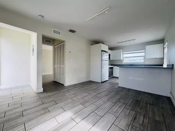 Miami Beach, FL 33141,7910 Abbott Ave #2