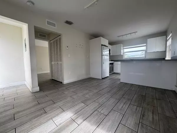 Miami Beach, FL 33141,7910 Abbott Ave #2