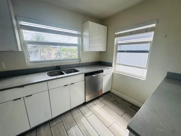 Miami Beach, FL 33141,7910 Abbott Ave #2