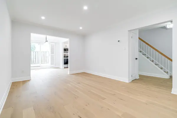 5475 Lakeshore RD #4, Burlington, ON L7L 1E1