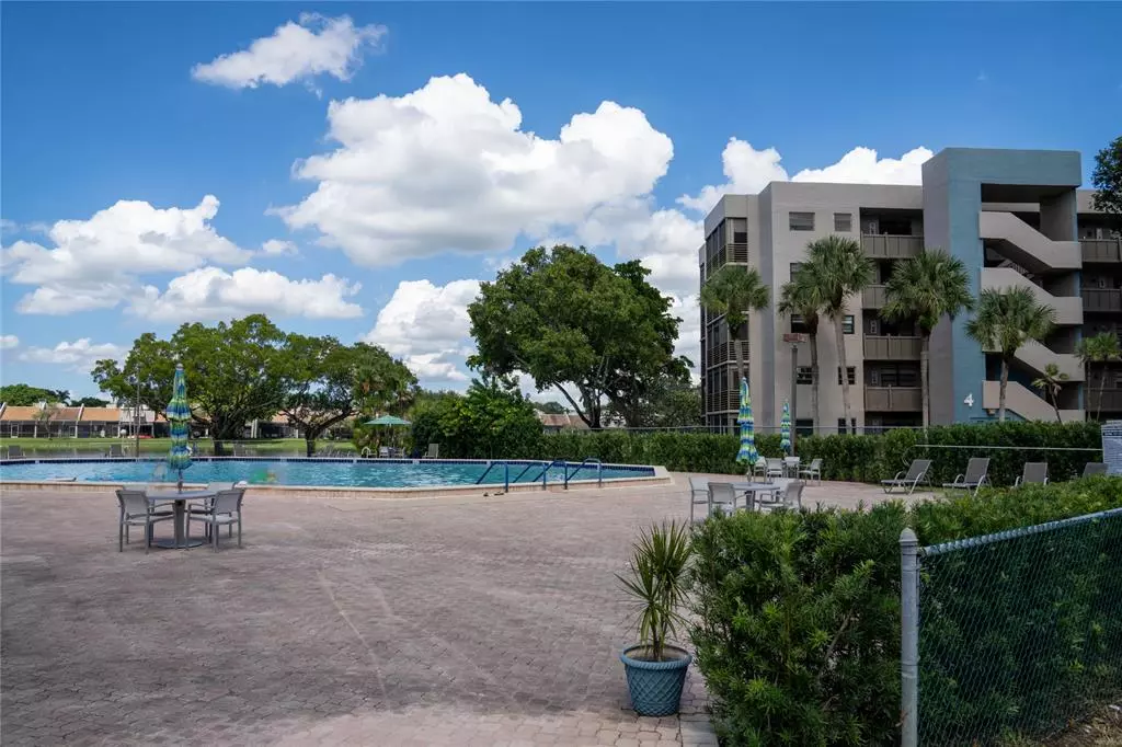 Pembroke Pines, FL 33026,1101 Colony Point Cir #220