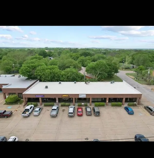 300 S Morgan Street #302, Granbury, TX 76048