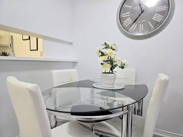 Toronto C14, ON M2M 4J4,7 Bishop AVE #1106