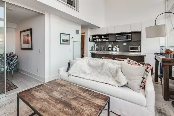 Toronto C02, ON M4V 1N5,111 St Clair AVE W #906