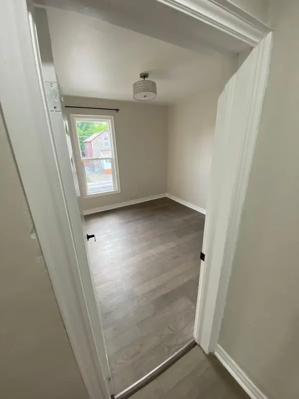 Oshawa, ON L1H 4R4,201 Albert ST #Upper