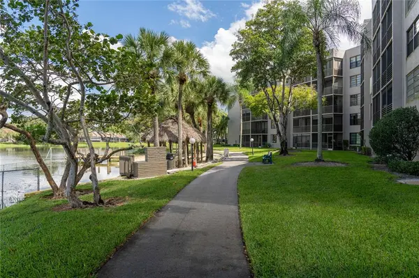 Pembroke Pines, FL 33026,1101 Colony Point Cir #220