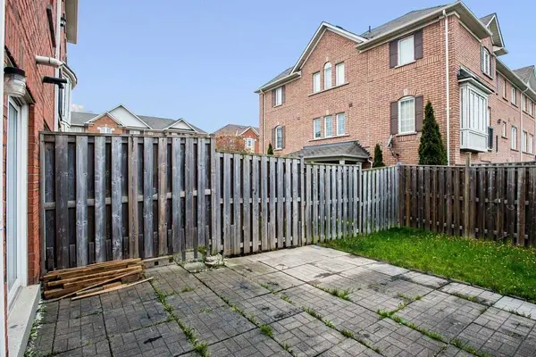 Brampton, ON L6Z 4W2,250 Richvale DR S #9