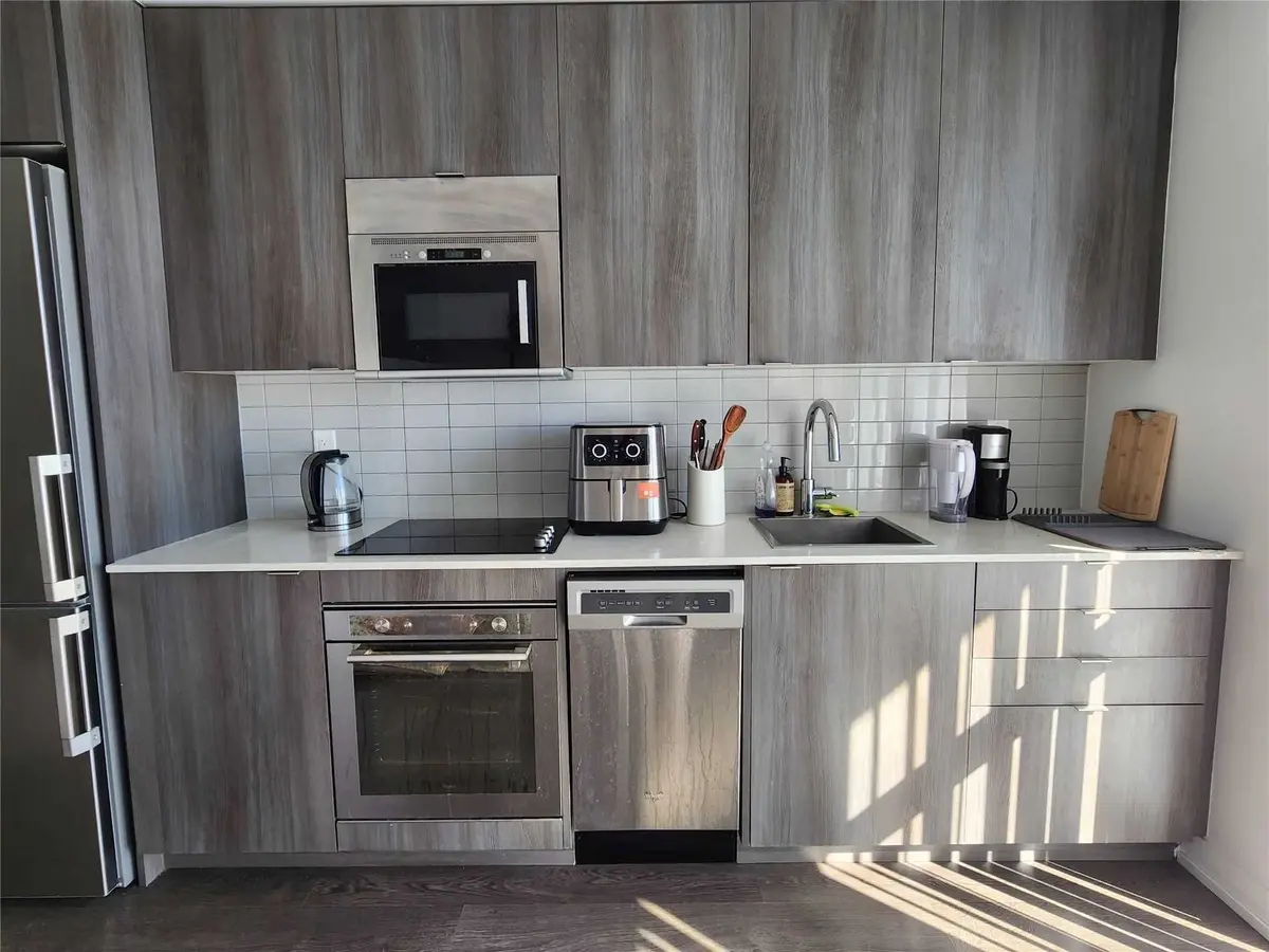 Toronto C10, ON M4P 1Y5,101 Erskine AVE #1406