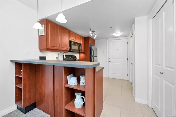 Saanich, BC V8Z 5L3,4536 Viewmont Ave #301