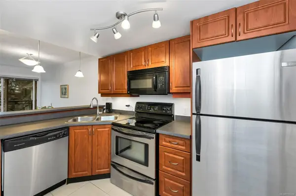 Saanich, BC V8Z 5L3,4536 Viewmont Ave #301