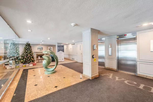 Toronto C03, ON M4V 2J5,484 Avenue RD #1002