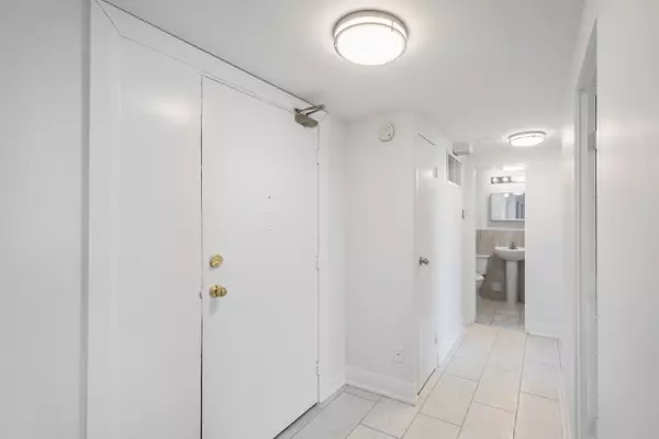 Toronto C03, ON M4V 2J5,484 Avenue RD #1002