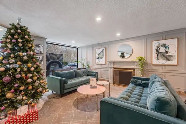 Toronto C03, ON M4V 2J5,484 Avenue RD #1002