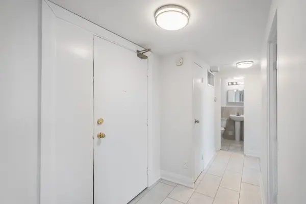 Toronto C03, ON M4V 2J5,484 Avenue RD #1002