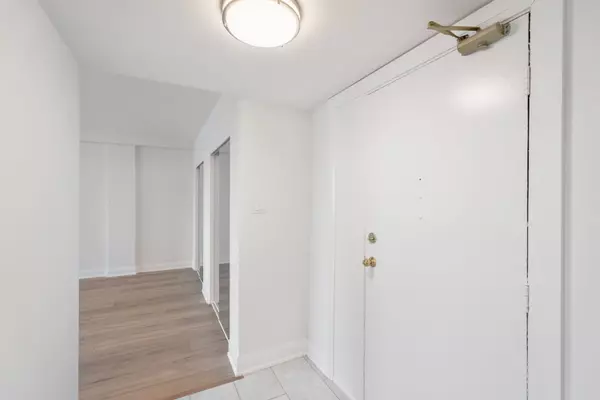 Toronto C03, ON M4V 2J5,484 Avenue RD #1002