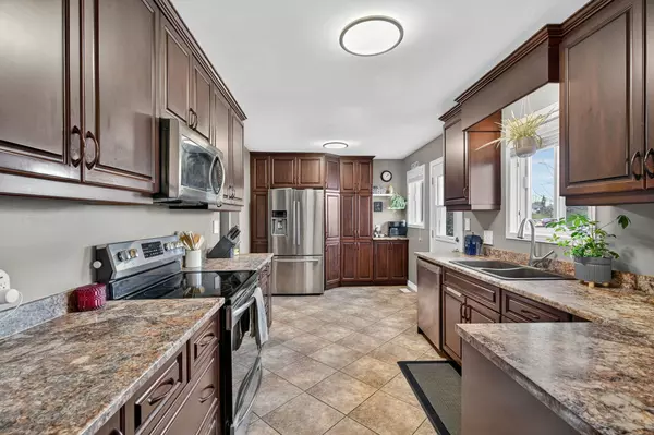 Loyalist, ON K0H 1G0,1 Heritage DR