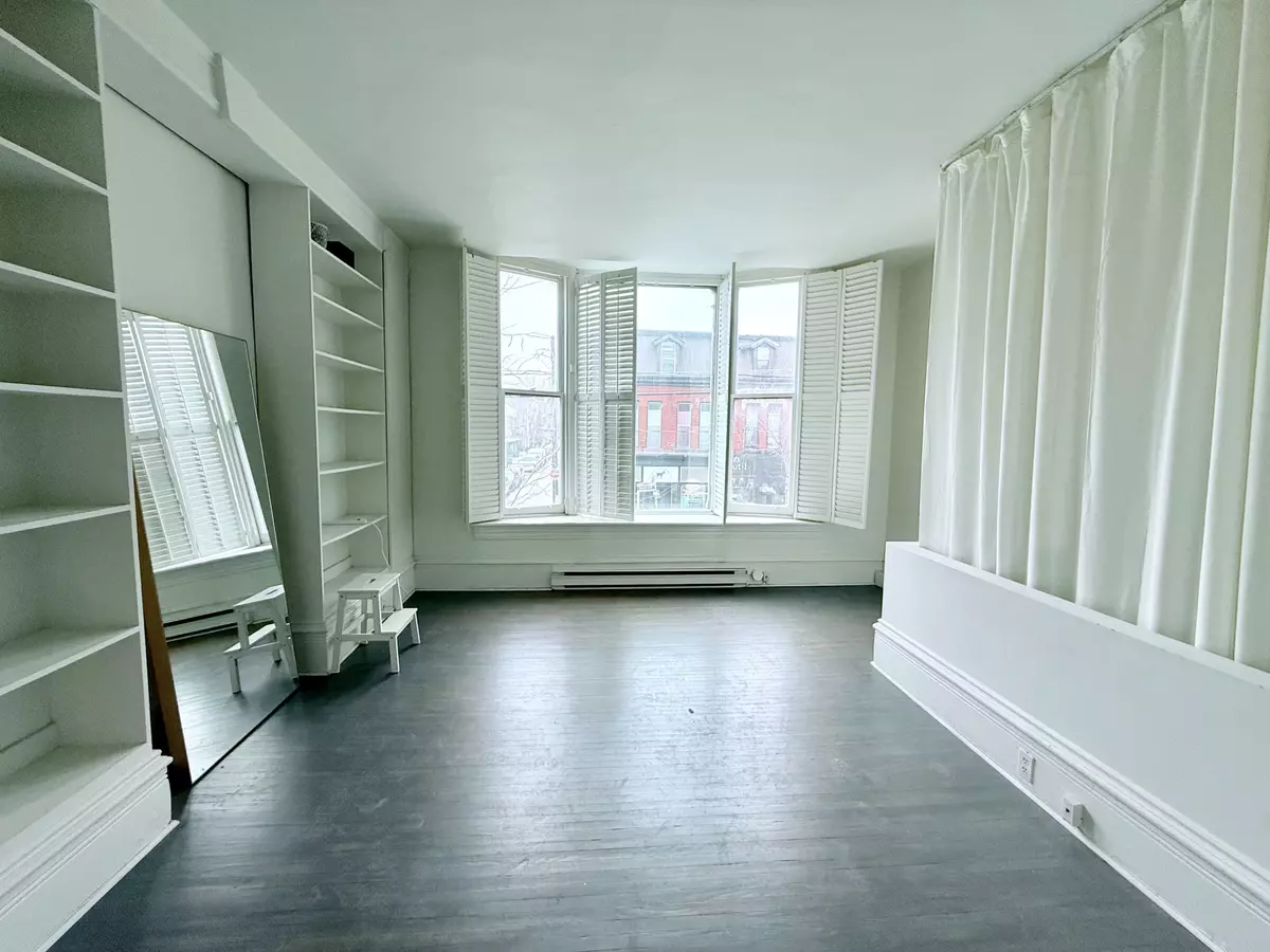 Toronto C01, ON M6J 1G1,789 Queen ST W #2&3Flr