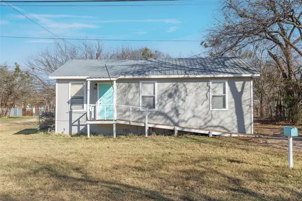 333 W Juarez Avenue, De Leon, TX 76444